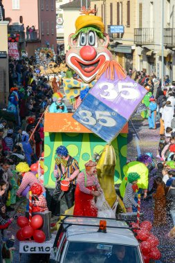 Tesserete İsviçre üzerinde karnavalında insanlar