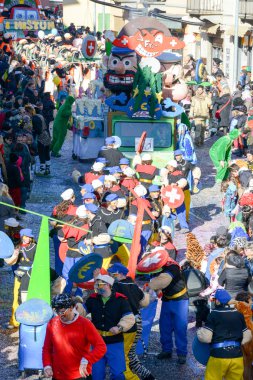 Tesserete İsviçre üzerinde karnavalında insanlar