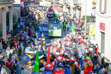 Tesserete İsviçre üzerinde karnavalında insanlar