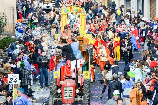 Personer på karnevalen i Tesserete på Schweiz — Stockfoto