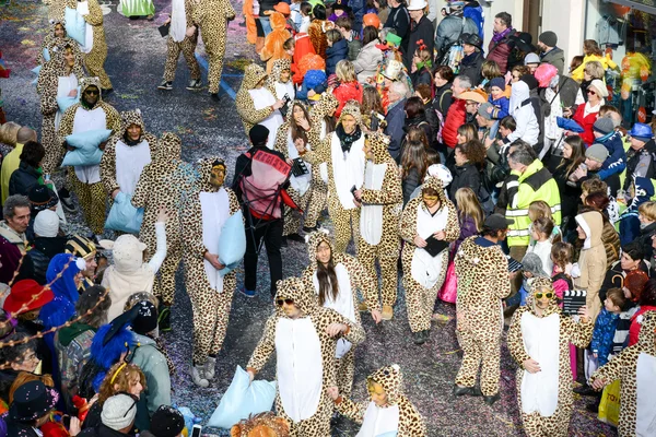 Lidé na karnevalu Tesserete na Švýcarsko — Stock fotografie
