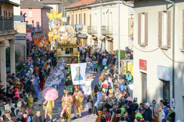 Tesserete İsviçre üzerinde karnavalında insanlar