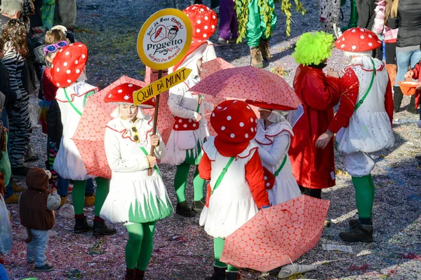 Personer på karnevalen i Tesserete på Schweiz — Stockfoto
