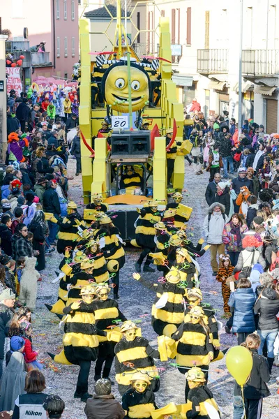 Personer på karnevalen i Tesserete på Schweiz — Stockfoto