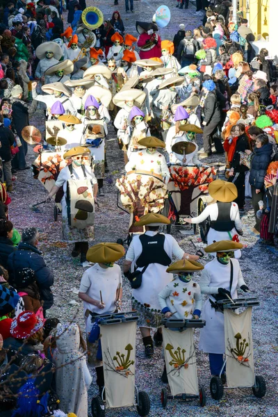 Lidé na karnevalu Tesserete na Švýcarsko — Stock fotografie