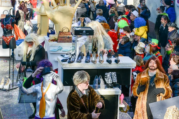 Personer på karnevalen i Tesserete på Schweiz — Stockfoto