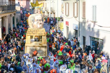 Tesserete İsviçre üzerinde karnavalında insanlar