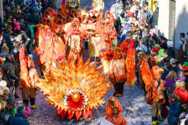 Tesserete İsviçre üzerinde karnavalında insanlar