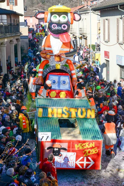 Persone al carnevale di Tesserete in Svizzera — Foto Stock