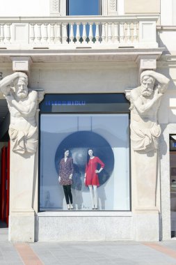 Lugano İsviçre üzerinde moda giysiler depolamak Dior vitrinler