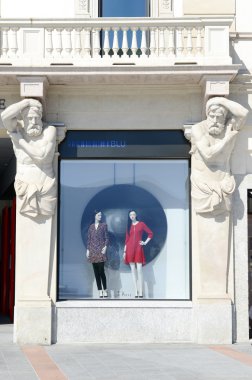 Lugano İsviçre üzerinde moda giysiler depolamak Dior vitrinler