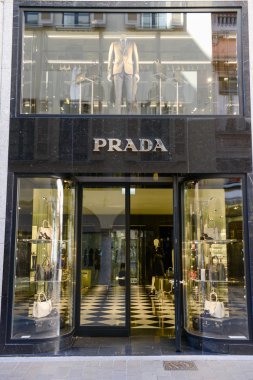 Lugano Switzerlan üzerinde moda giysiler depolamak Prada vitrinler