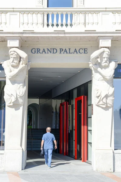 Lugano İsviçre üzerinde Grand Palace binasının giriş kapısı — Stok fotoğraf