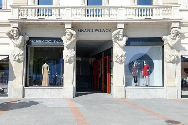 Showcases de loja de roupas de moda em Lugano na Suíça — Fotografia de Stock