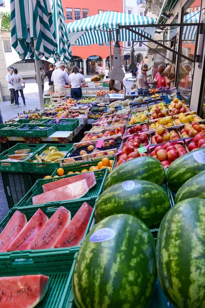 Mercado de frutas y hortalizas frescas de Lugano, Suiza — Foto de Stock