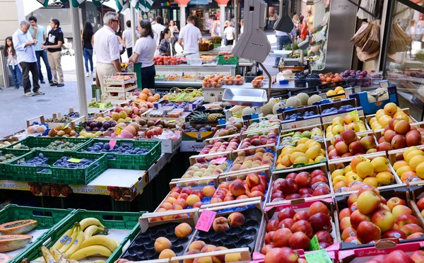 Mercado de frutas y hortalizas frescas de Lugano, Suiza — Foto de Stock