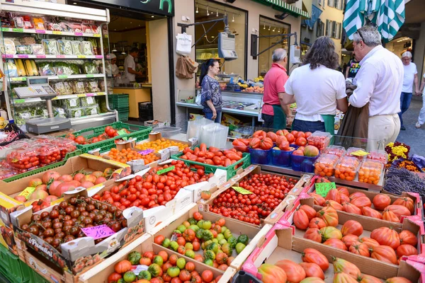 Рынок свежих фруктов и овощей Лугано, Швейцария — стоковое фото