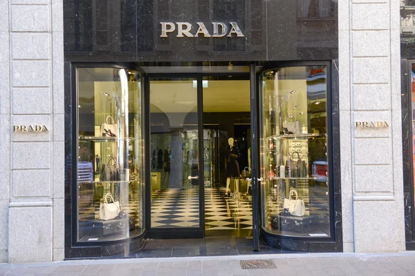 Showcases de Prada loja de roupas de moda em Lugano na Switzerlan — Fotografia de Stock