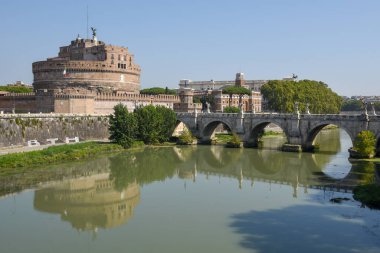 Aziz Angelo Şatosu 'na ve İtalya' da Tevere Nehri 'ne bakın.