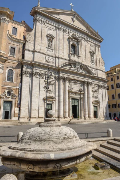 イタリアのローマの古い中心部にあるイエス教会で見る — ストック写真