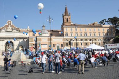 Roma, İtalya - 18 Eylül 2020: Roma, İtalya 'daki Popolo Meydanı' nda düzenlenen sendika gösterisinde insanlar