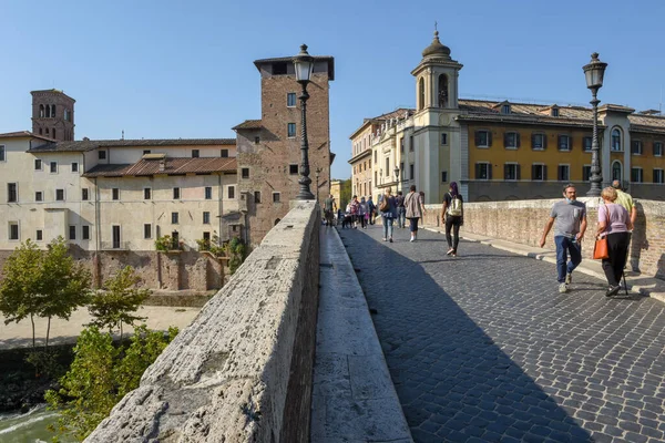 Rome Italie Septembre 2020 Personnes Marchant Sur Pont Sur Rivière — Photo