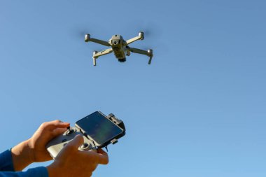 Lugano, İsviçre - 25 Ekim 2020: Uzaktan kumandayla İHA uçuran çocuk