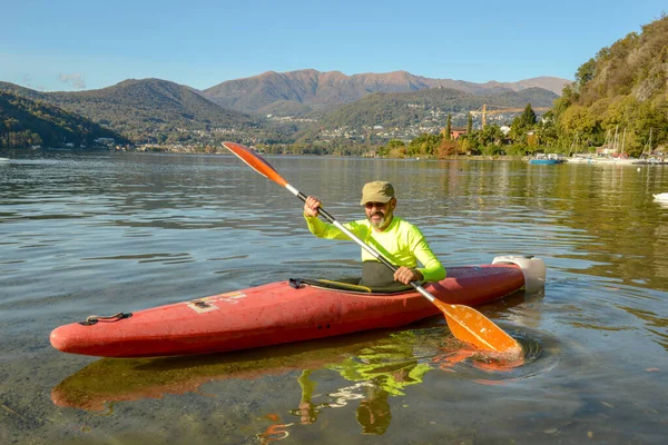 Lugano Suiza Octubre 2020 Hombre Que Está Remando Canoa Lago —  Fotos de Stock