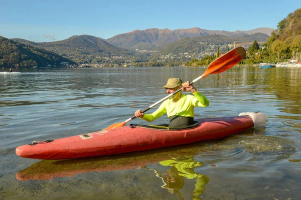 Lugano Suiza Octubre 2020 Hombre Que Está Remando Canoa Lago —  Fotos de Stock