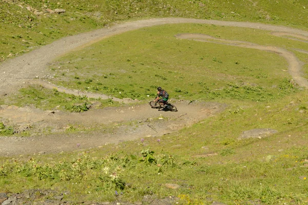 Jochpass Schweiz Augusti 2018 Personer Mountainbike Åker Nerför Flödesbanan Från — Stockfoto