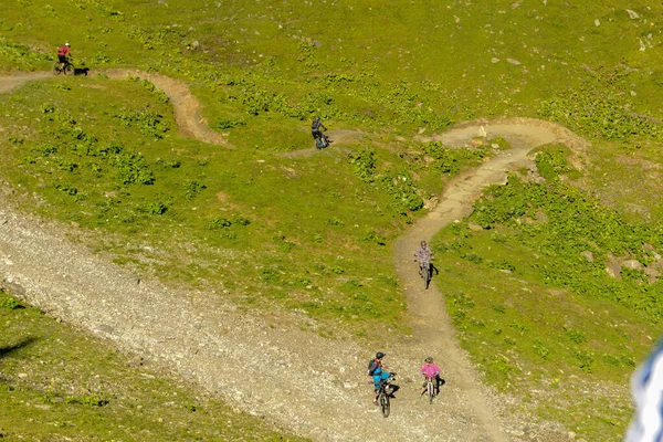 Jochpass Schweiz Augusti 2018 Personer Mountainbike Åker Nerför Flödesbanan Från — Stockfoto