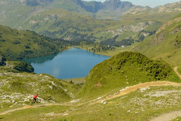Jochpass Ελβετία Αυγούστου 2018 Άνθρωποι Ποδήλατο Βουνού Πηγαίνει Κάτω Από — Φωτογραφία Αρχείου