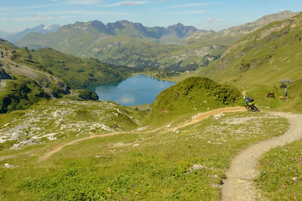 Jochpass Ελβετία Αυγούστου 2018 Άνθρωπος Ένα Ποδήλατο Βουνού Πηγαίνει Κάτω — Φωτογραφία Αρχείου