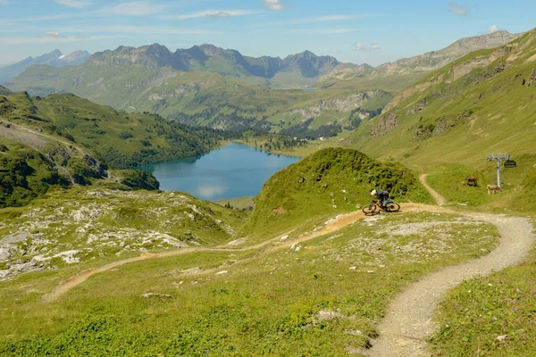 Jochpass Suiza Agosto 2018 Personas Bicicleta Montaña Bajando Por Pista — Foto de Stock