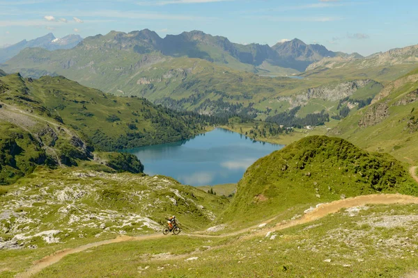 Jochpass Ελβετία Αυγούστου 2018 Άνθρωποι Ποδήλατο Βουνού Πηγαίνει Κάτω Από — Φωτογραφία Αρχείου