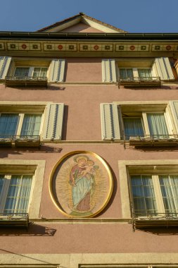 Bremgarten, İsviçre - 15 Kasım 2020: İsviçre 'nin Bremgarten kentindeki tarihi ev