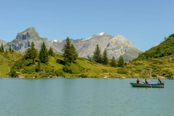 Engelberg Suíça Agosto 2020 Turistas Remando Seu Barco Lago Truebsee — Fotografia de Stock