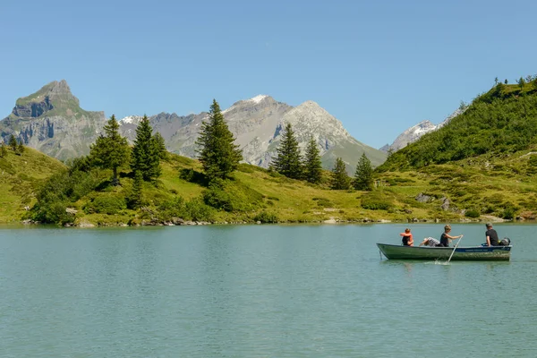 Engelberg Suíça Agosto 2020 Turistas Remando Seu Barco Lago Truebsee — Fotografia de Stock