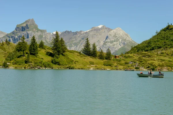 Engelberg Suíça Agosto 2020 Turistas Remando Seu Barco Lago Truebsee — Fotografia de Stock