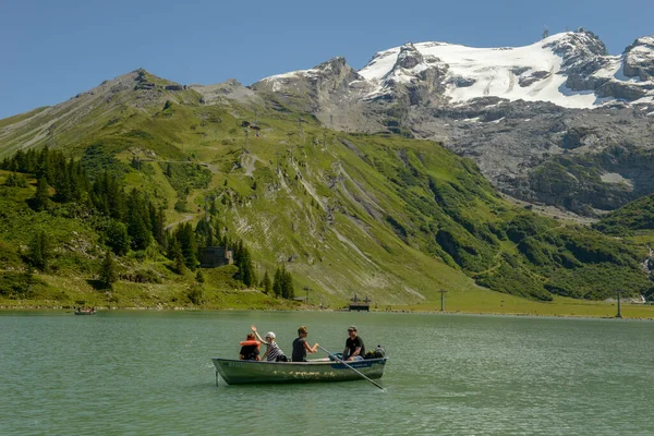 Engelberg Ελβετία Αυγούστου 2020 Τουρίστες Κωπηλατούν Στο Σκάφος Τους Στη — Φωτογραφία Αρχείου