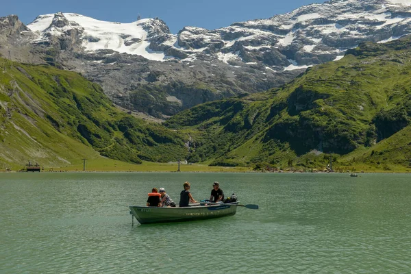 Engelberg Szwajcaria Sierpnia 2020 Turyści Wiosłujący Łodzią Nad Jeziorem Truebsee — Zdjęcie stockowe