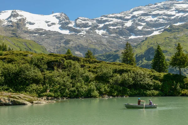 Engelberg Suíça Agosto 2020 Turistas Remando Seu Barco Lago Truebsee — Fotografia de Stock