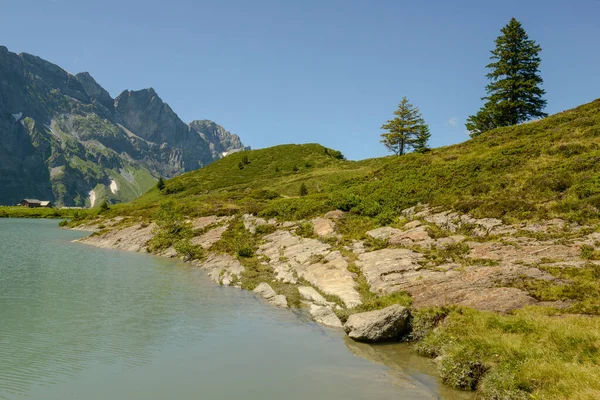 Lago Truebsee Sobre Engelberg Nos Alpes Suíços — Fotografia de Stock