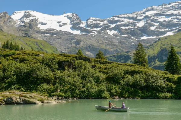 瑞士恩格尔伯格 2020年8月8日 游客在瑞士阿尔卑斯山脉Engelberg上方的Truebsee湖划船 — 图库照片