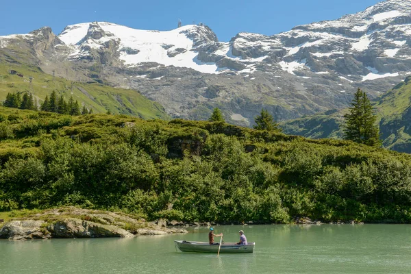Engelberg Suíça Agosto 2020 Turistas Remando Seu Barco Lago Truebsee — Fotografia de Stock
