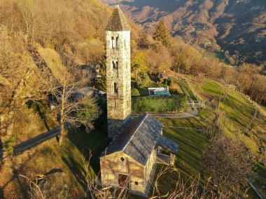 İsviçre 'nin İtalya bölgesindeki Lugano yakınlarındaki Colla Vadisi' ndeki Saint Martino Kilisesi 'nin hava manzarası.