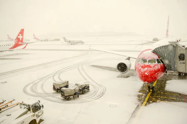 スイス チューリッヒ 2021年1月15日 スイスのチューリッヒ空港の降雪により飛行機が停止 — ストック写真