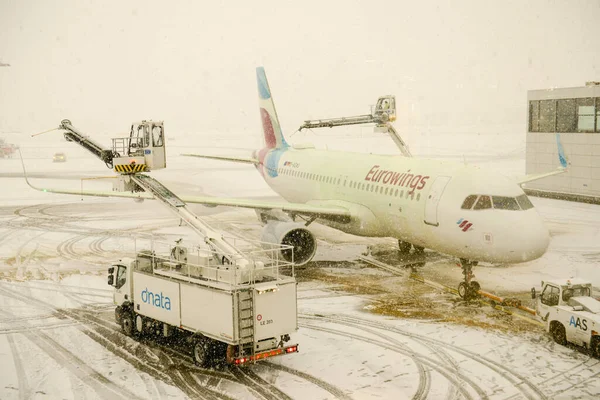 Zurich Switzerland Januray 2021 Plane Stopped Due Snowfall Zurich Airport — Foto de Stock