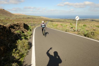 Lanzarote Adası, İspanya - 16 Ocak 2021: İspanya 'nın Lanzarote adasında bisiklet süren adam