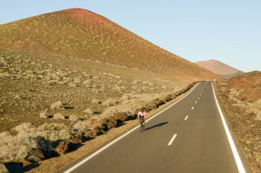 Lanzarote Adası, İspanya - 16 Ocak 2021: İspanya 'nın Lanzarote adasında bisiklet süren adam